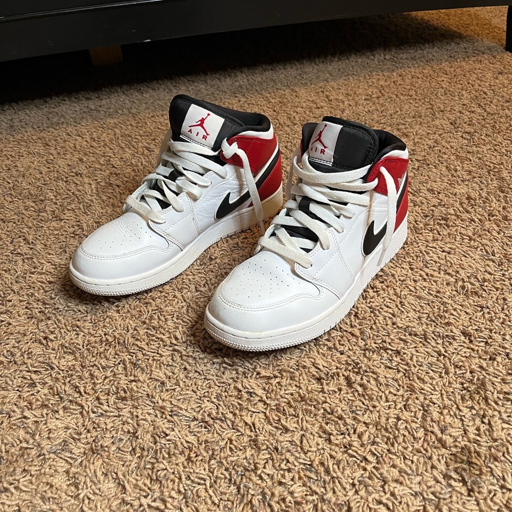 Boys Air Jordan 1 Mid White Black Gym Gym Red 554725-116 Size 7Y